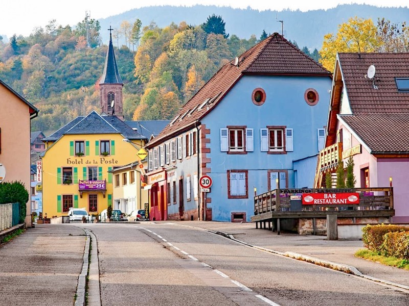 Kleine Stadt in den Vogesen